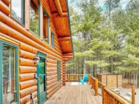 Spacious 3 Story Cabin. Access to UTV/ATV Trails & Near Lake Arbutus โรงแรมในJackson County