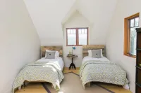 Hiking, incredible mountain views, hot tub, and a chef's kitchen!