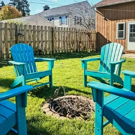 Walk to Lake Michigan Beach, Hit the Bike Trails, Relax- Large Yard w/Fire Pit!