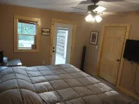 Cabin in the woods. Minutes to Watkins Glen State Park, Racetrack & Wine Trail! Hotel dekat Watkins Glen State Park