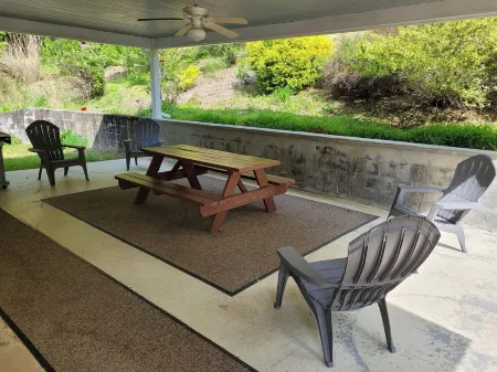 Peaceful creek side getaway nestled in the Blue Ridge Mountains