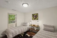 Cozy riverfront cabin on the New River.  Close to Boone and Appalachian State. Hotels in Bald Mountain