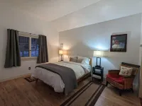 Riverfront Cottage 5 Minutes from Palisades Tahoe 10 minutes to Lake Tahoe