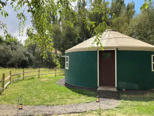 Private yurt perfect for your Magic Valley stay.