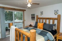 Cozy and Dog Friendly Retreat by Relaxing Creek & Hot Tub by Lake Cushman