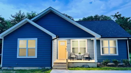 "Blue Belle"-A Magestic Modern Retreat w/ King Bed Отели рядом с достопримечательностью «Парк штата Кроудерс Маунтин»