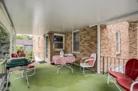 Huge 1960s Style Family and Pet Friendly Home