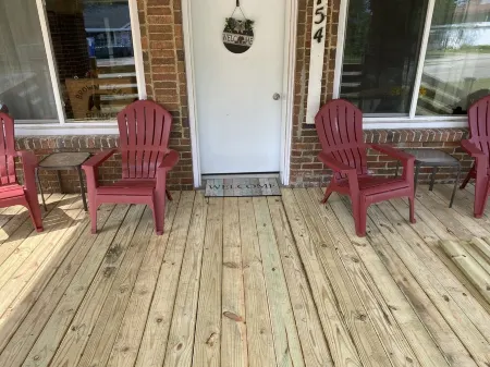 Brown Bear Station of Otter Lake-Take it easy at this unique & tranquil retreat Отели в г. Lapeer County