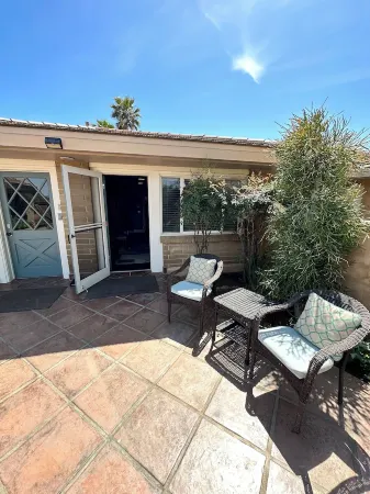 Fallbrook’s Guest-Pool House : An Old Hollywood Stars Escape