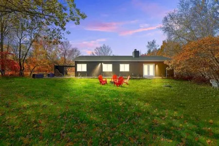 Modern Rustic Private Ranch Home Отели в г. Танкханнок Тауншип