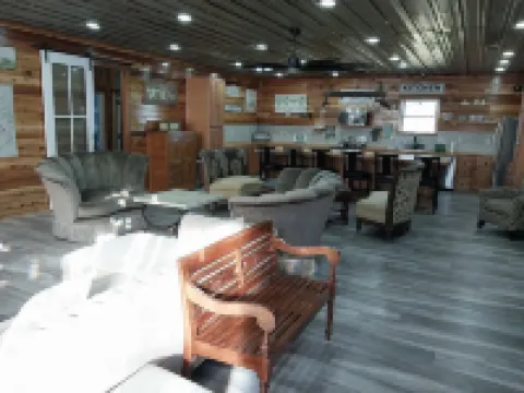 Ozark Lodge-Spacious Stay adjacent to Ozark Retreat