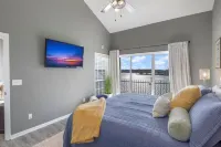AMAZING TOP FLOOR LAKE VIEWS! UPDATED CONDO, 3 BR/2BA, GREAT LOCATION, 39' SLIP