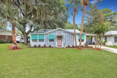 A Lovely Coastal Cottage in the seaside town of Darien Georgia