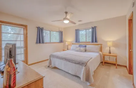 Charming Innsbrook Village condo, FREE Golf, Pickleball, Tennis, Pool, Fishing! Отели рядом с достопримечательностью «Moon Mountain»