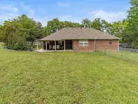 Lakeview Home in serene setting, 3 mi to Grove! Perfect for families & fishermen Hotels in Grove