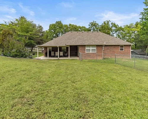 Lakeview Home in serene setting, 3 mi to Grove! Perfect for families & fishermen Hotels in Grove