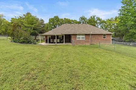 Lakeview Home in serene setting, 3 mi to Grove! Perfect for families & fishermen Отели в г. Гров