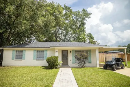 Beachy Breeze - w/Golf Cart! Only 1 Mile to Beach - 3 Bed 2 Bath Near Downtown