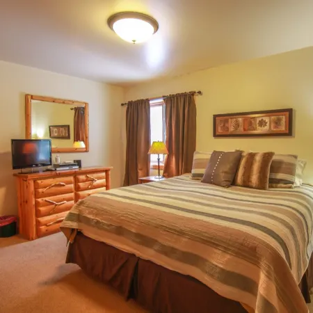 Spacious Crystal Mountain Resort Cabin w/ Game Rm! Minutes to Ski/Golf/Spa/Pool!