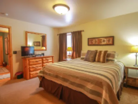 Spacious Crystal Mountain Resort Cabin w/ Game Rm! Minutes to Ski/Golf/Spa/Pool!