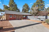 Beaver Street Stone Lodge w/AC, Fully Fenced Yard, W/D, 3 Smart TVs, Speedy WiFi