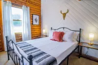 Log Cabin | Guadalupe River | Kayaks | Ping Pong - Hytter