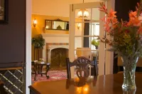 F.J. Massa House ~ Walk to Downtown Napa ~ Bocce Court - キッチン