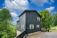 Stylish cabin w/ beautiful SUNRISE mountain view & hot tub, perfect location! Hotels near حديقة جبال غريت سموكي الوطنية