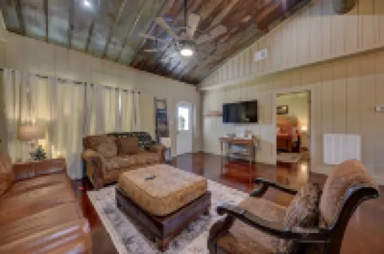 Wooded lot with pond, deer feeder, 3 minutes to downtown Brenham.