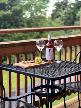 5 min walk to village and slopes! Peaceful 3 BR 2 Bath retreat