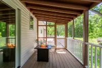 The Charming Cabin Hottub*Gym*Firepit (Pet-friendly)