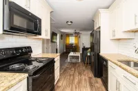 Wonderful Home away from home / 5 min from airport/ 10 min ATL/ Free Parking