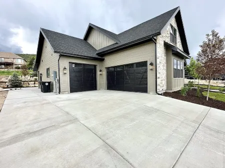 New Heber home near Park City. 7brm/5.5ba with hot tub, pickleball, sleeps 18. Отели в г. Уошэтч Каунти