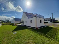 WATERFRONT HOUSE, 50 M FROM THE BEACH Hotels in Plouneour-Trez
