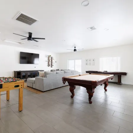 Luxury Cabin, Game Room, Firepit, Deck w/Mtn View, Trailer Parking & Family Time
