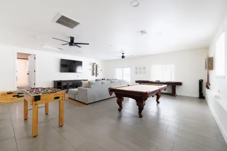 Luxury Cabin, Game Room, Firepit, Deck w/Mtn View, Trailer Parking & Family Time Отели в г. Строберри