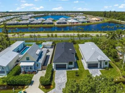 Colorful brand new 4B/4B retreat near the beach and pickleball courts.