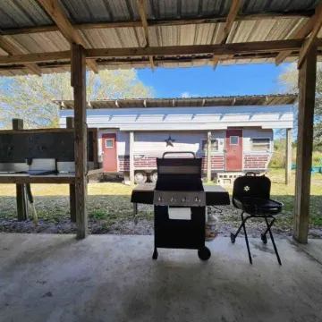 Cozy cottage on 8 acres near state park and atv trails. Pet Friendly! Отели в г. Окичоби