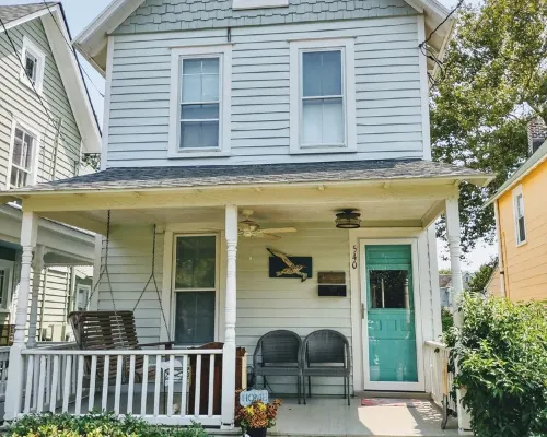 Cozy Cottage - quaint and comfy - 5 blocks to the beach, 1 block to Mason Ave. 北安普敦縣酒店