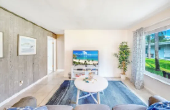 Beach Unit! Walk To Beach & Restaurants / Shops!