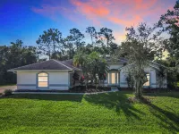 ALWAYS FREE POOL HEAT - 2 KINGS, Games room! 5 smart TV’s - S/Steel appliances Hotels near Publix Super Market at Village Shops at Bellalago