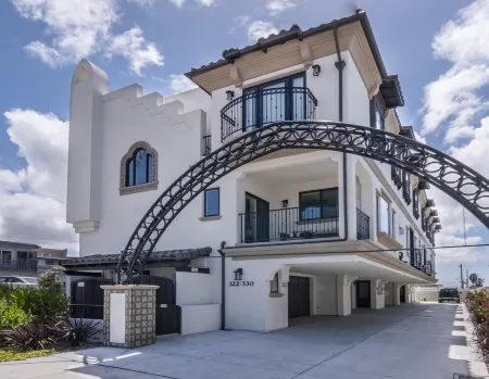 Luxury Condo in the Heart of Downtown Pismo Beach, Rooftop Spa! 322 Stimson Ave, Отели рядом с достопримечательностью «Pismo Bob's True Value»