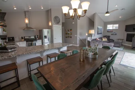 Downtown House with NEW Game Room! Отели рядом с достопримечательностью «Обсерватория Лоуэлла»