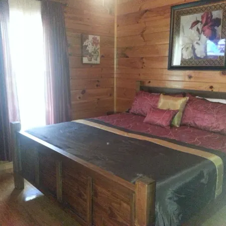 Real Log Cabin 2 Bedroom, 2 Full Bath, Full Kitchen Close To All Attractions.