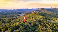 4Br Mountain Retreat Sleeps 12 with Hot Tub Pet Friendly 10Min to Asheville