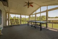 Winter Views Are Stunning! Christmas Decorated All Dec. Perfect for Retreats!!