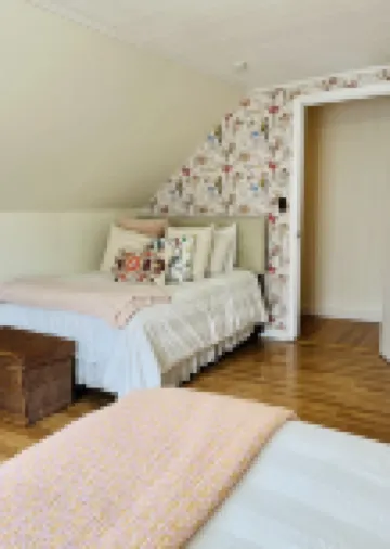 Quiet 2 bedroom 1 bath 3rd floor apartment close to everything