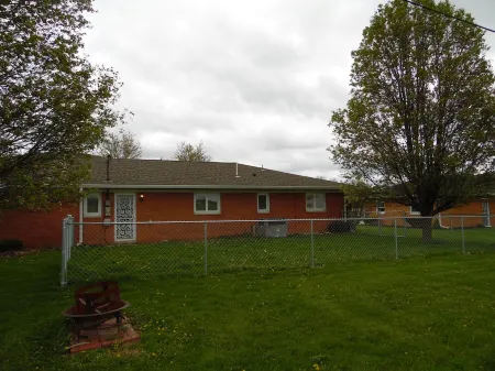 3 br country home close to town with hot tub