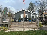 Charming 2-Bedroom Channel House and Kayaks in Paddock Lake - 4-Star