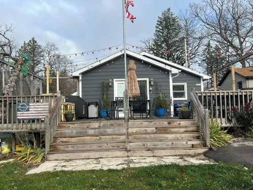 Charming 2-bedroom house with a pier and kayaks in Paddock Lake Hotels in Paddock Lake